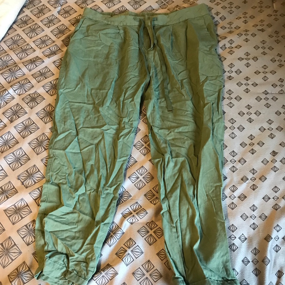 Old Navy Olive Green cropped trousers
